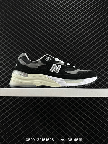 The 230 New Balance Jound New Balance 992 retro style shoe upper is made of a combination of pig lea