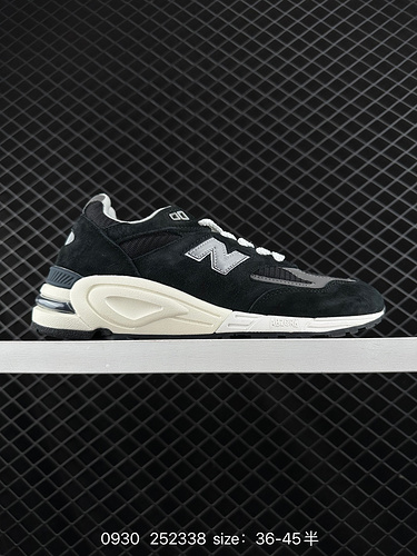 290 New Balance M990 series retro sports running shoes with American heritage, released in 2982. The
