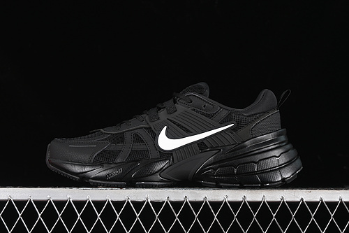 【250】[HQ1582-001]-[V2K RUNTEKK RUN BLACK/WHITE]-[WOMAN:35.5-39]-[MAN:40-45]