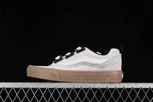 【230】[VN000CZUVE1]-[VANS CLASSICS KNU SKOOL MARSHMALLOW/CLASSIC GUM]-[WOMAN:35-39]-[MAN:40-44]
