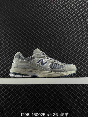 The latest 2002R series of 225 New Balance ML2002 retro casual running shoes continues the classic t