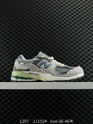 The 220 New Balance 2002R continues the classic technology from its debut, featuring an ENCAP midsol