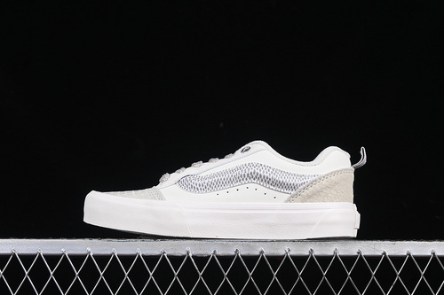 【250】[VN0009QCSNK]-[VANS CLASSICS KNU SKOOL VR3 WHITE/GREY]-[WOMAN:35-39]-[MAN:40-44]